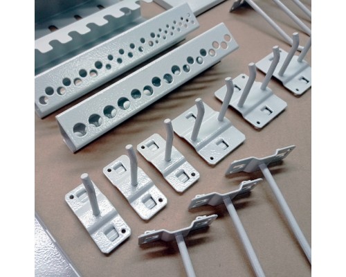 Мастерская с металлическими полками и столешницей